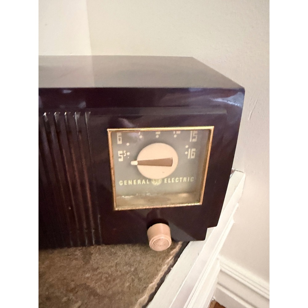 Vintage General Electric GE Model 535 Bakelite Tube Radio Alarm Clock Burgundy - Picture 5 of 11